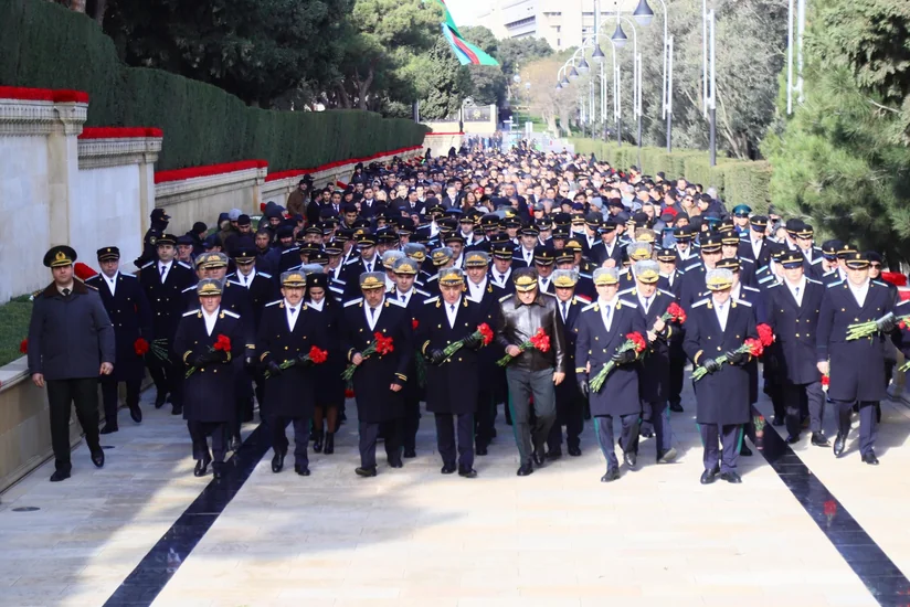 Prokurorluq əməkdaşları Şəhidlər xiyabanını ziyarət edib
