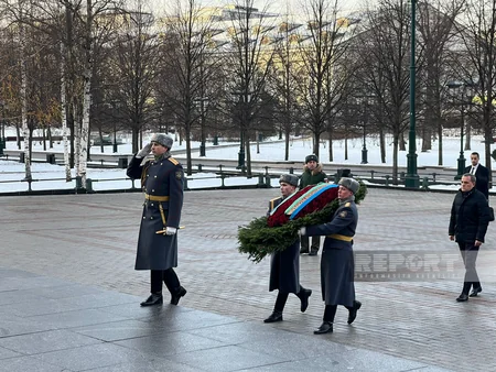Ceyhun Bayramov Moskvada naməlum əsgərin məzarı önünə əklil qoyub