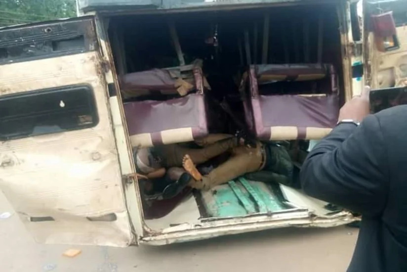 В Нигерии автобус рухнул в реку, 15 человек погибли