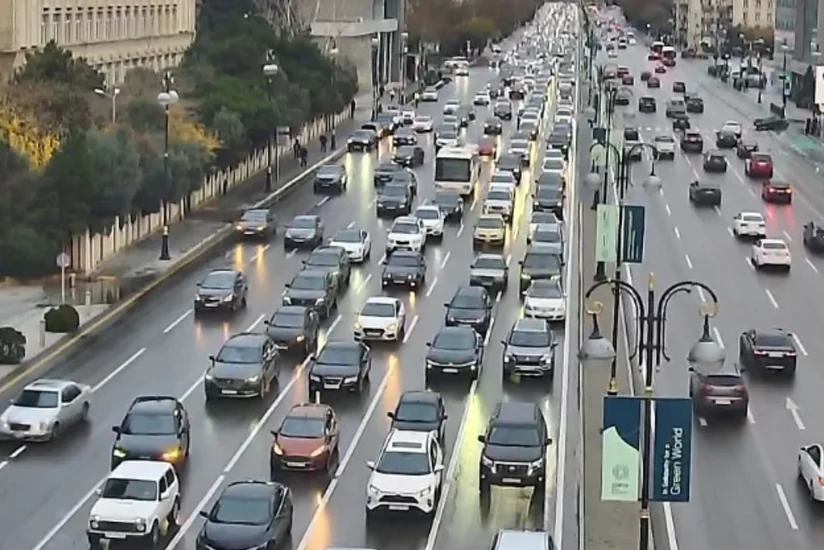Bakının bir sıra yollarında nəqliyyatın sıxlığı müşahidə edilir