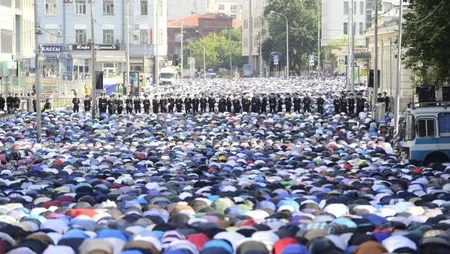 Ramazan bayramını bu gün qeyd edən ölkələrdə bayram namazı qılınıb - FOTO