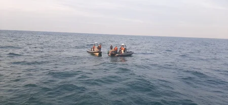 В Каспийском море спасли с лодки двух человек