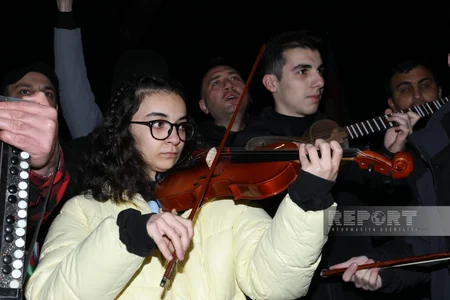 Xankəndi-Laçın yolunda aksiya iştirakçıları vətənpərvərlik ruhunda mahnılar ifa edirlər