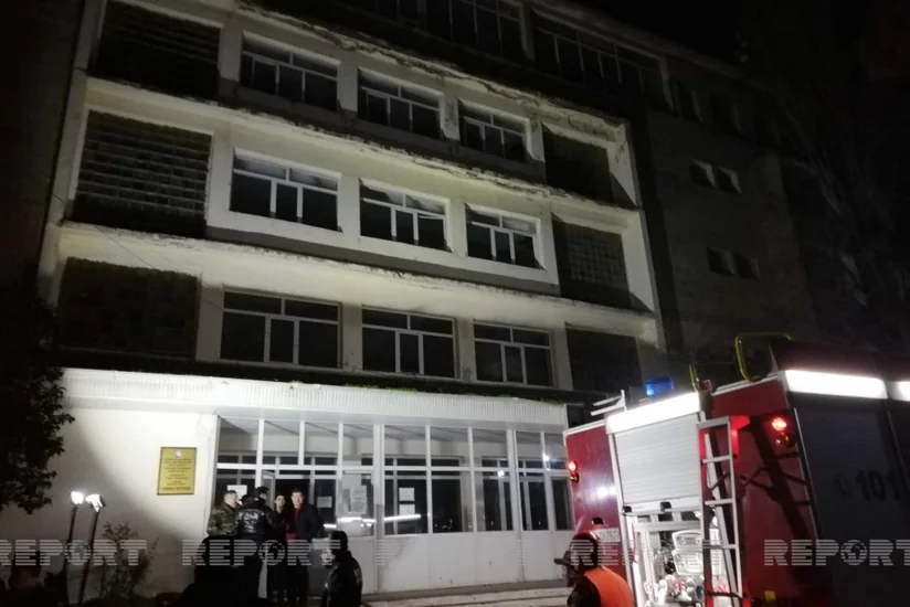 В результате пожара в больнице в Сумгайыте 15 человек отравились дымом