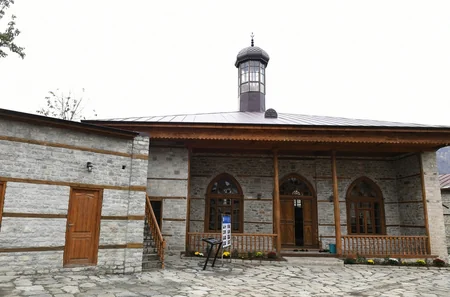 Prezident və birinci xanım Lahıcda məsciddəki bərpa-təmir işləri ilə tanış olublar
