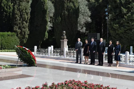 Azərbaycan Prezidenti Ümummilli Lider Heydər Əliyevin məzarını ziyarət edib