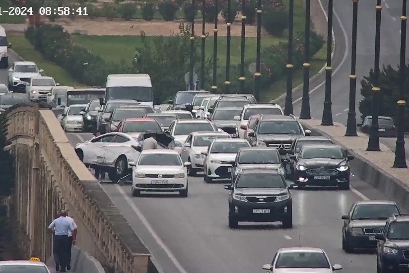 Babək prospektində qəza olub, sıxlıq yaranıb