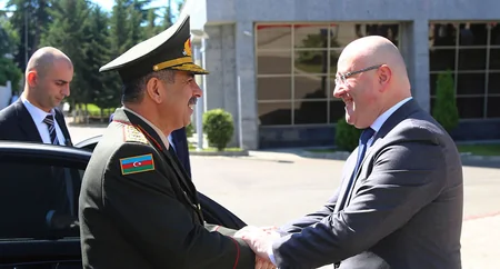 Azərbaycan və Gürcüstanın müdafiə nazirləri hərbi əməkdaşlığın genişləndirilməsi məsələsini müzakirə ediblər