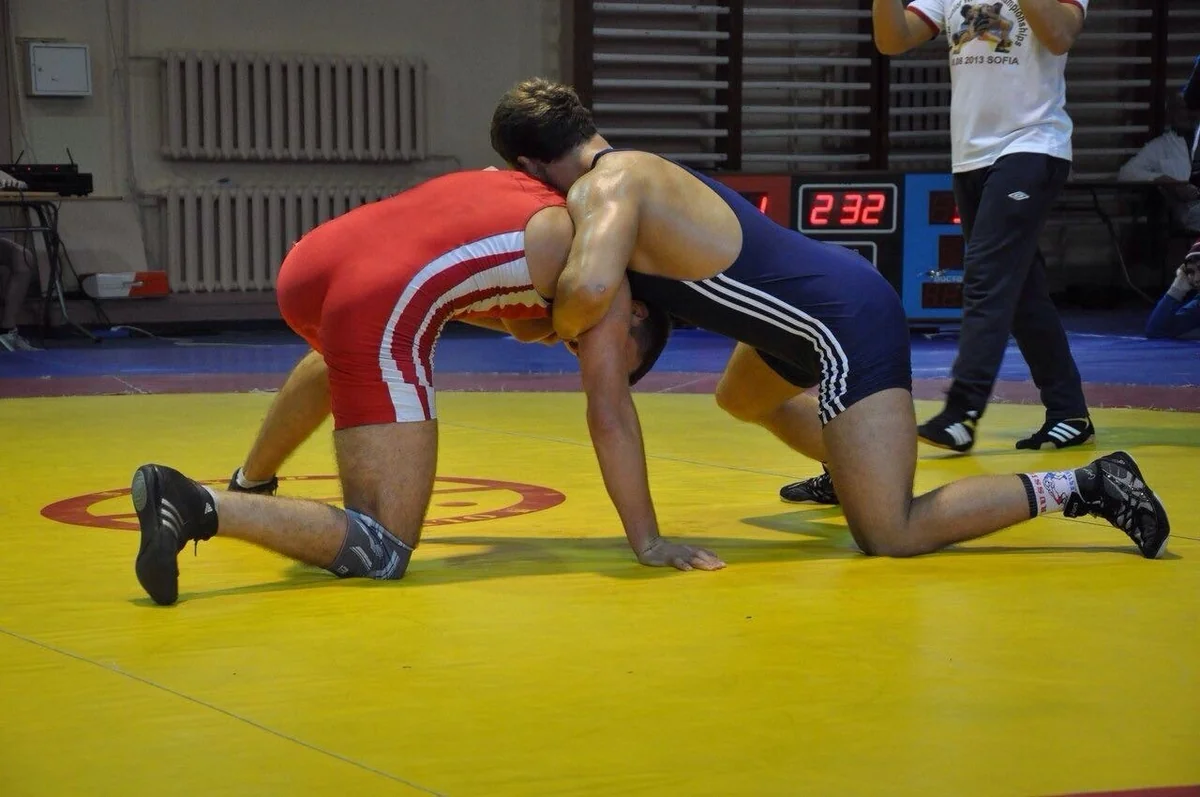 Rusiya çempionatında güləşçilər arasında yumruq davası