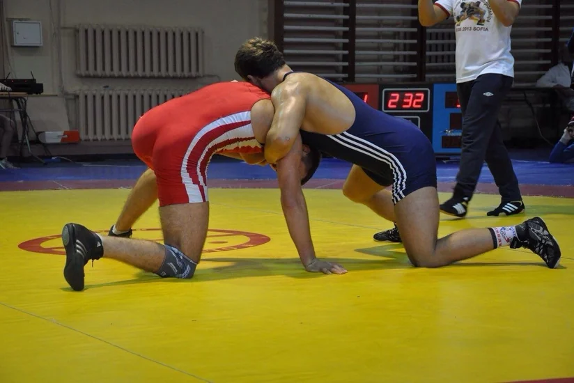 Rusiya çempionatında güləşçilər arasında yumruq davası