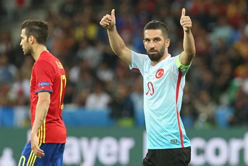 Türkiyə - İspaniya matçında azarkeşlər Arda Turanı fitə basıblar