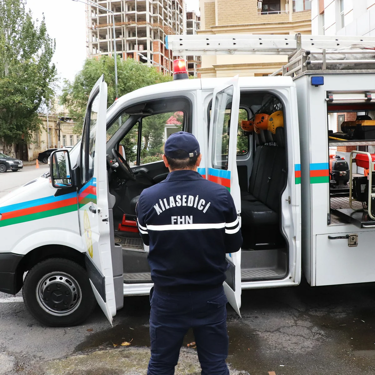 Bakıda ev tikintisi zamanı uçqun olub, fəhlə betonun altında qalıb