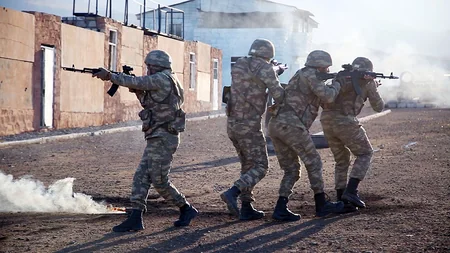 Azerbaijani Defense Minister watches exercises in commando units, gives additional instructions 