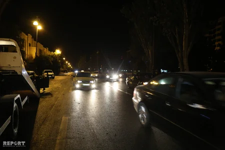 Bakıda Jeep Wrangler gözlənilmədən əsas yola çıxaraq qəza törədib - FOTO
