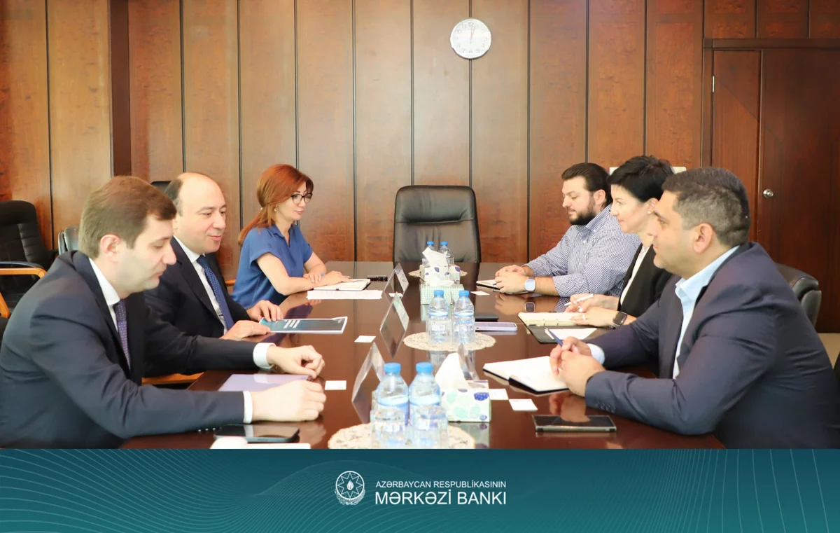 AMB və “Visa” ictimai nəqliyyatda nağdsız ödənişlərin genişləndirilməsini müzakirə edib