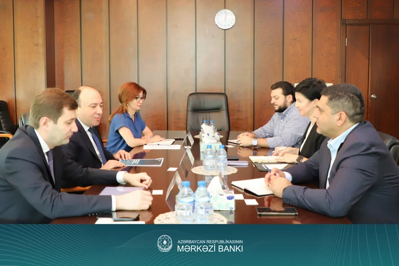 AMB və “Visa” ictimai nəqliyyatda nağdsız ödənişlərin genişləndirilməsini müzakirə edib