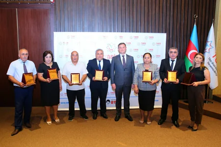 Prezidentin sərəncamı ilə təltif edilən tibb işçilərinə mükafatlar təqdim olunub