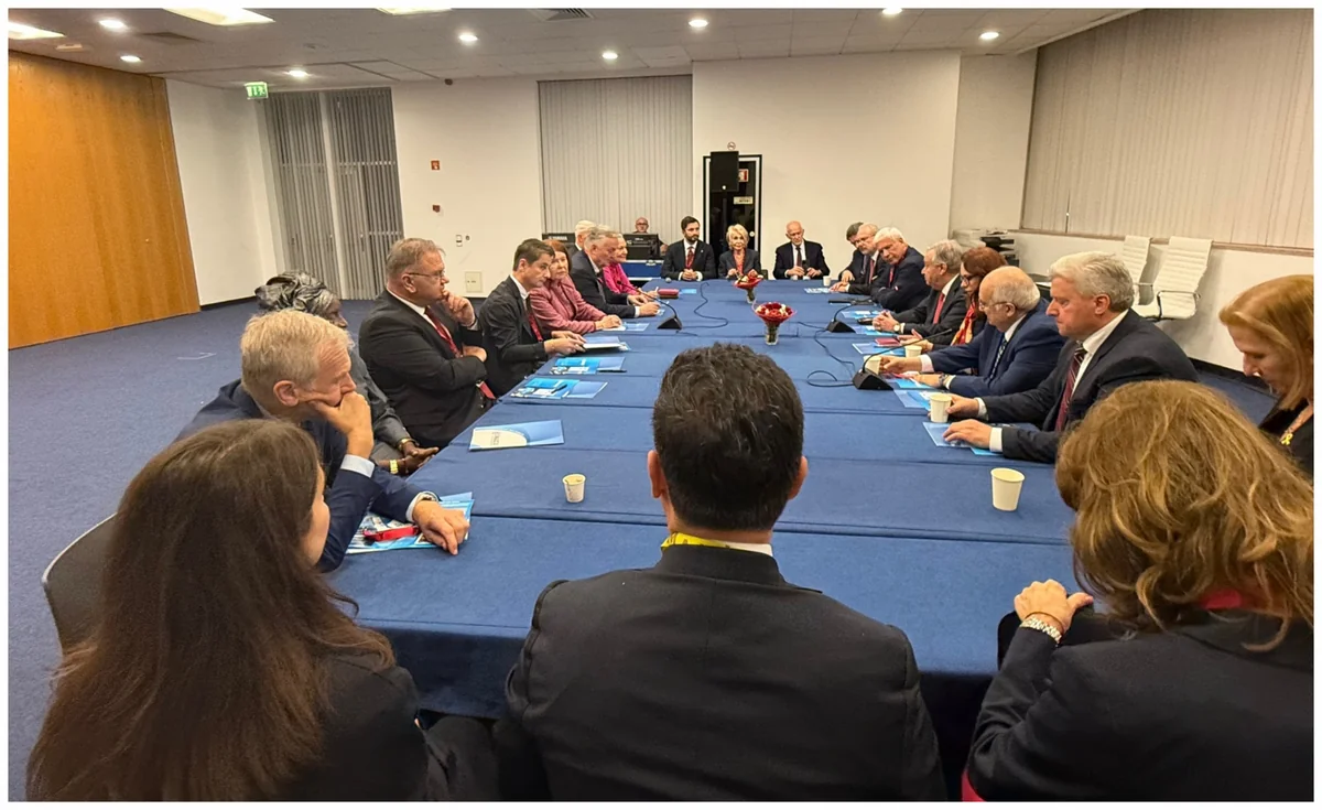Commemorative coin featuring illustrations from Khamsa manuscripts presented to Guterres