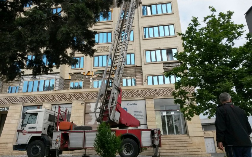 ​Gəncədə binaların fasadlarına vurulan üzlüklərin sökülməsinə başlanılıb - FOTO