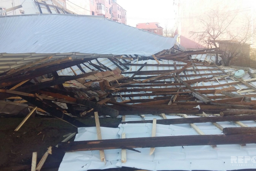 Güclü külək Lənkəranda beşmərtəbəli binanın dam örtüyünü uçurub - FOTO