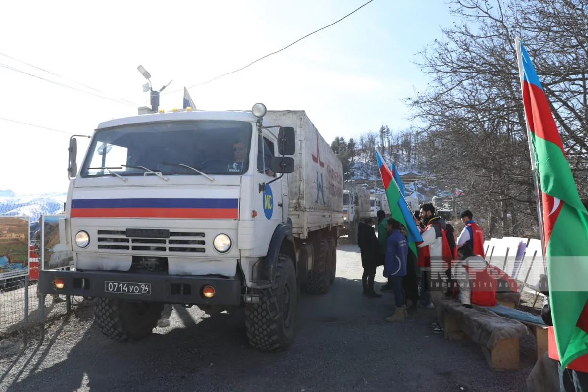 Total of 30 vehicles of peacekeepers move freely through Khankandi-Lachin road