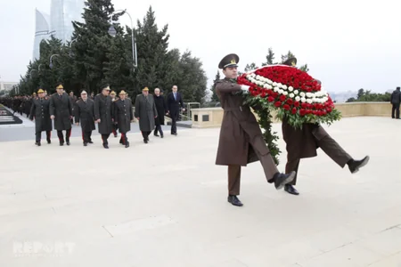 FHN-in kollektivi Fəxri xiyabanı və Şəhidlər xiyabanını ziyarət edib