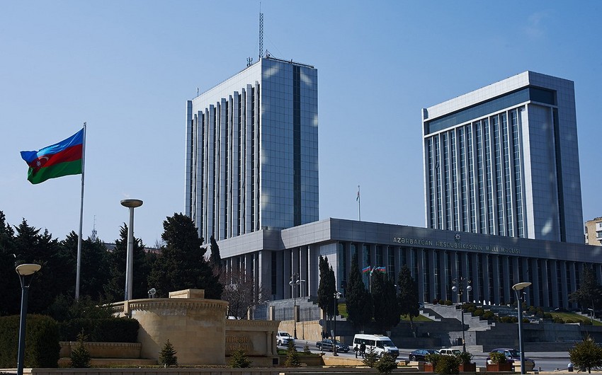 Deputat Milli Məclisin foyesində siqaret çəkilməsinin qadağan olunmasını təklif edib