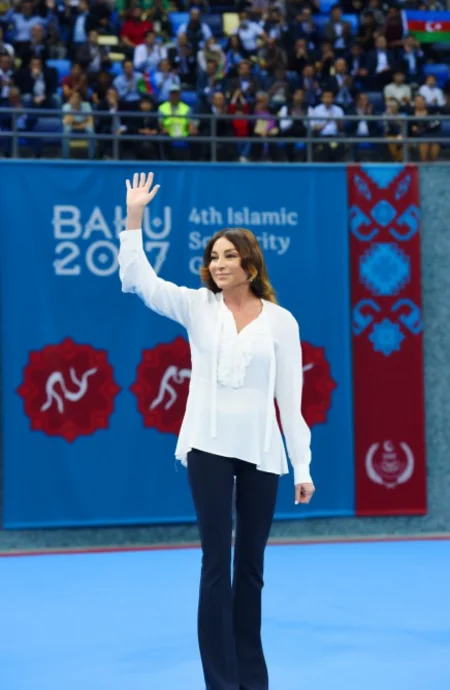 Mehriban Əliyeva İslamiadanın çempionu olan qadın güləşçimizə qızıl medalı təqdim edib
