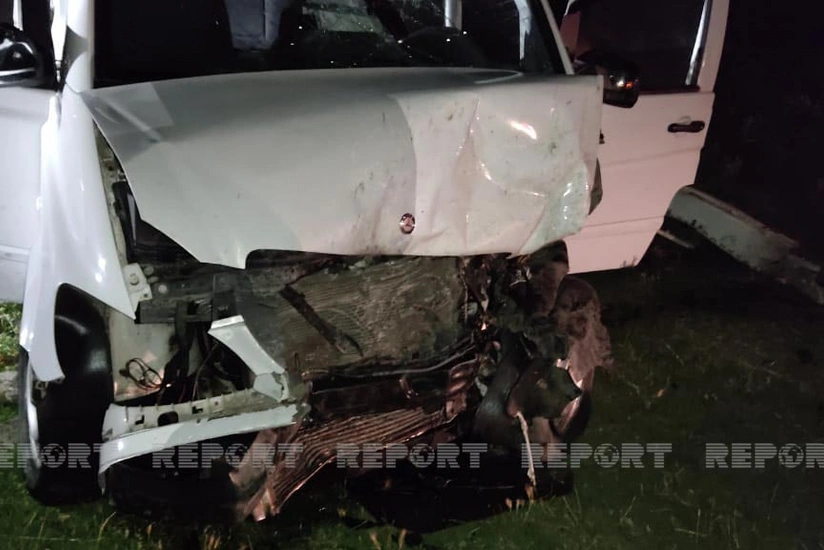 Qaxda 17 yaşlı məzunun idarə etdiyi avtomobil mikroavtobusla toqquşub, ölən və yaralılar var