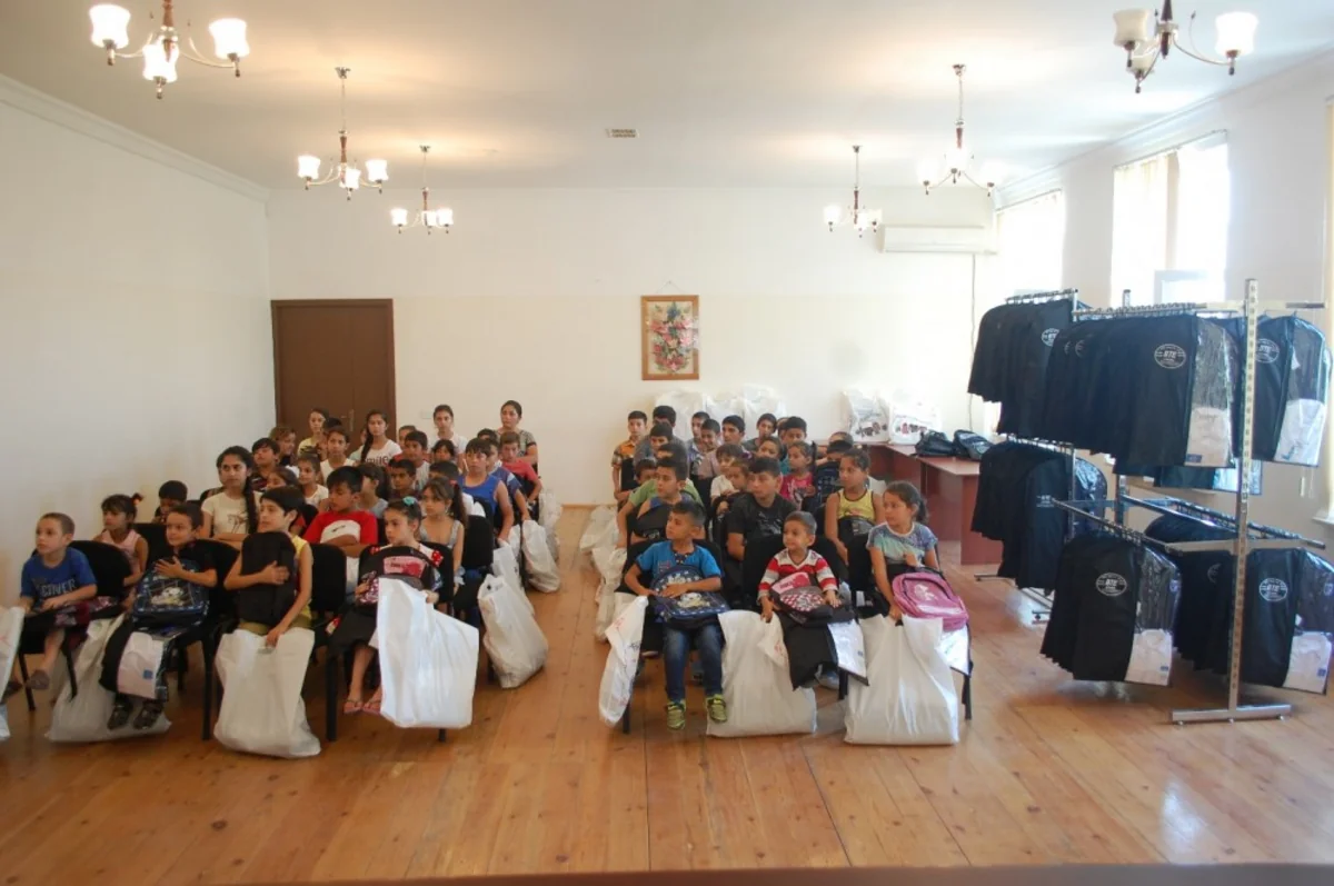 Heydər Əliyev Fondunun təşəbbüsü ilə aztəminatlı ailələrin uşaqlarına məktəbli formaları təqdim olunub