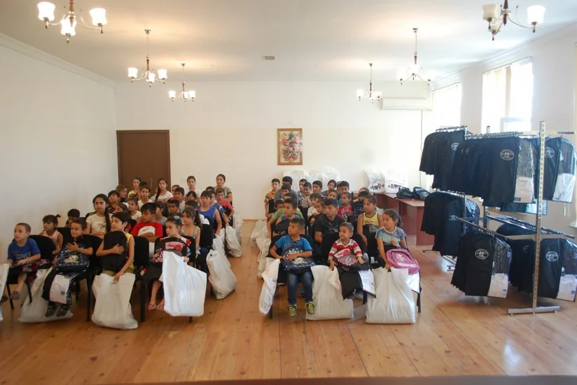 Heydər Əliyev Fondunun təşəbbüsü ilə aztəminatlı ailələrin uşaqlarına məktəbli formaları təqdim olunub