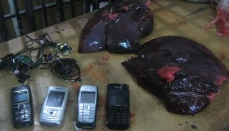 ​Bacı məhbus qardaşına telefonları qara ciyərin içərisində ötürmək istədi - FOTO