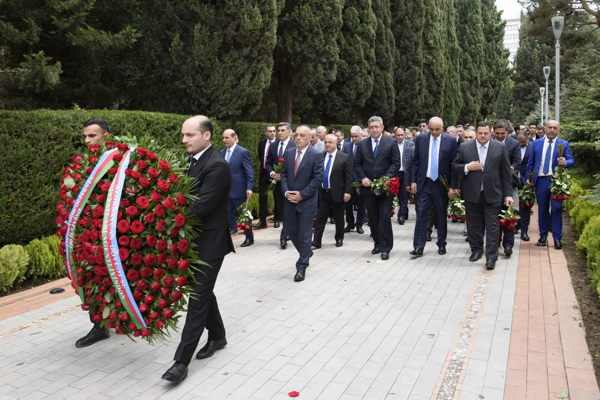 Su Ehtiyatları Agentliyinin kollektivi Heydər Əliyevin məzarını ziyarət edib