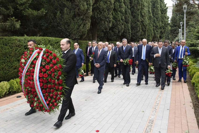 Su Ehtiyatları Agentliyinin kollektivi Heydər Əliyevin məzarını ziyarət edib