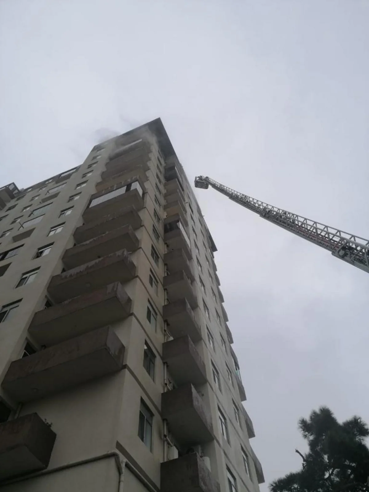 Bakıda binada yanğın olub, 12 nəfər təxliyə edilib - YENİLƏNİB-2