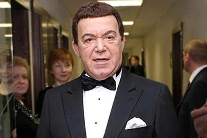 ​Kobzon Vladimir Putinə Krımı Rusiyanın tərkibində göstərən xəritə hədiyyə edib