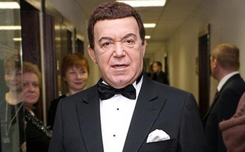 ​Kobzon Vladimir Putinə Krımı Rusiyanın tərkibində göstərən xəritə hədiyyə edib