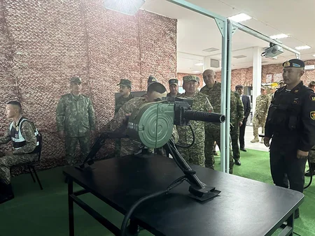 Zakir Həsənov Qazaxıstanın hərbi gəmilərindən birini ziyarət edib