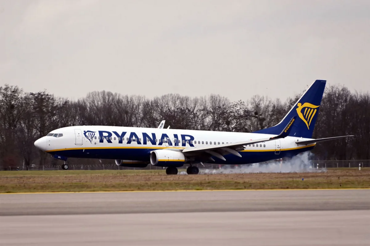 Самолет Ryanair экстренно сел в Люксембурге из-за пожара на борту