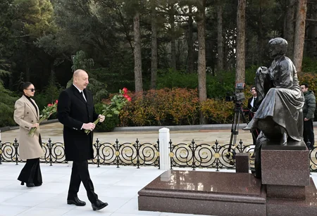 İlham Əliyev və Mehriban Əliyeva Ümummilli Lider Heydər Əliyevin məzarını ziyarət edib