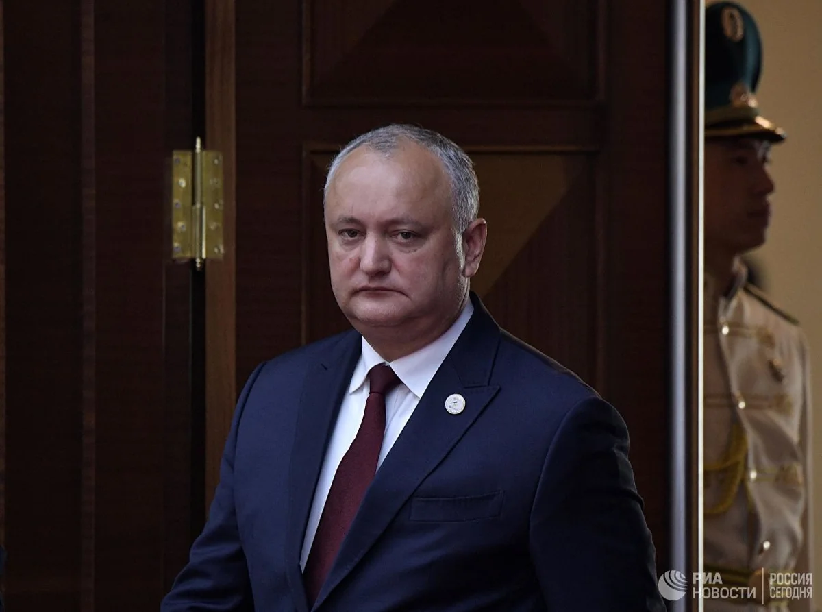 Президент Молдовы отложил подписание указа о роспуске парламента