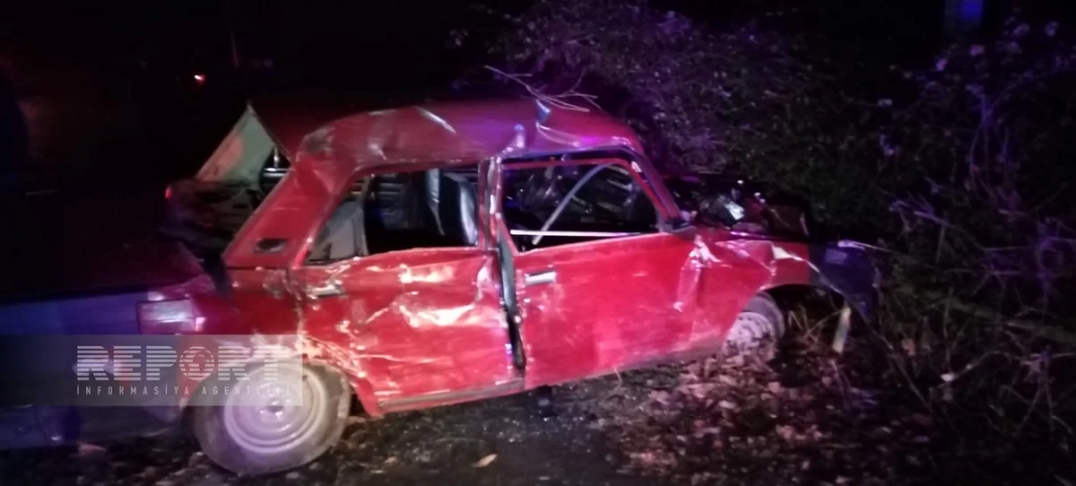 В Огузе автомобиль врезался в дерево, есть пострадавшие