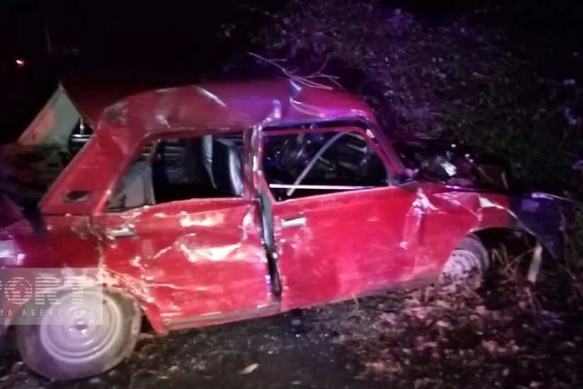 В Огузе автомобиль врезался в дерево, есть пострадавшие