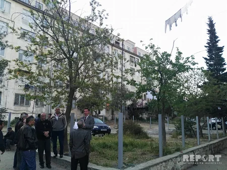 Nəsimi rayonunda sakinlər binaların arasında tikintinin başlanmasına görə etiraz aksiyası keçirirlər - FOTO