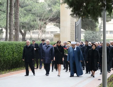 Prezident İlham Əliyev ümummilli lider Heydər Əliyevin məzarını ziyarət edib