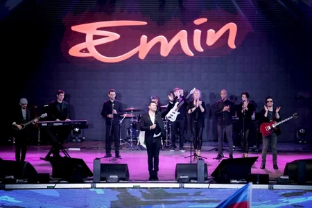 Heydər Əliyev Mərkəzinin parkında Müstəqillik Günü münasibətilə konsert olub
