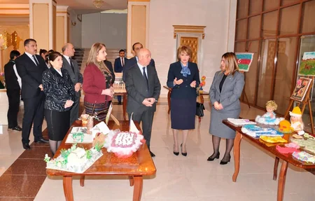 Təhsil nazirinin müavini məktəb direktorları ilə görüşüb