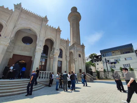 Nərimanovdakı “Cümə” məscidində təmirdən sonra ilk Cümə namazı qılınıb