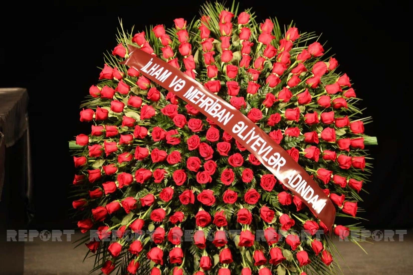 İlham Əliyev və Mehriban Əliyeva sabiq prezidentin vida mərasiminə əklil göndərib