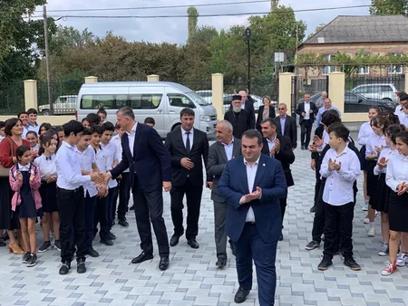 Gürcüstan Azərbaycandakı yeni gürcüdilli məktəbə hədiyyə göndərib